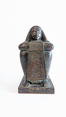 BOÎTE ANTHROPOMORPHE en bronze à patine brune...