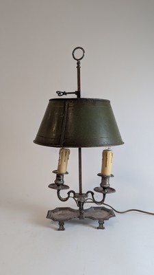 LAMPE DE TABLE dite bouillote en métal argenté...