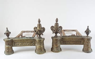 PAIRE DE CHENETS en bronze et fonte de fer...