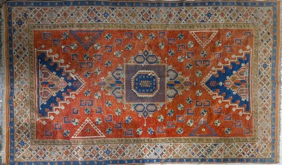TAPIS en laine polychrome à quatre registres...