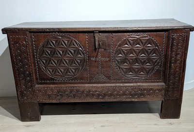 GRAND COFFRE en chêne teinté et sculpté à...