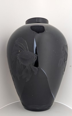VASE balustre en verre opaque teinté noir,...