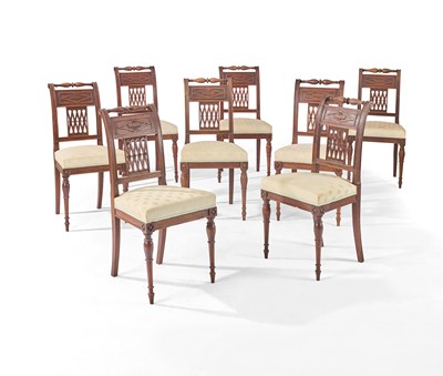 HUIT CHAISES en hêtre teinté à dossier renversé...