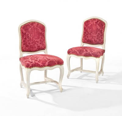 PAIRE DE CHAISES à dossier plat violonné...