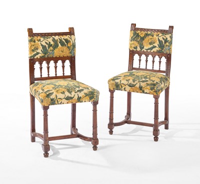 PAIRE DE CHAISES en noyer à dossier rectangulaire...
