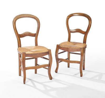 PAIRE DE CHAISES en bois mouluré à dossier...