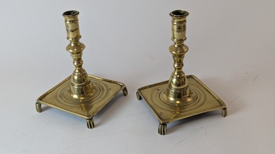 PAIRE DE FLAMBEAUX en bronze à fût balustre...