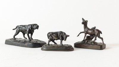TROIS PETITS GROUPES en bronze patiné représentant...