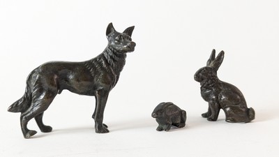 TROIS ANIMAUX en bronze patiné représentant...