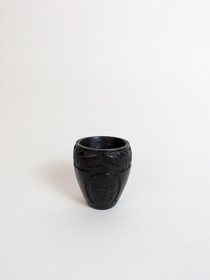 PARTIE DE VASE canope en pierre noire sculpté...
