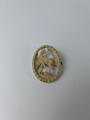 PETITE BROCHE en matière synthétique à l'imitation...