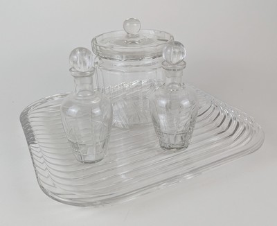 PLATEAU carré strié en verre moulé pressé....