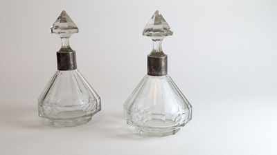 PAIRE DE CARAFES A SPIRITUEUX en verre taillé...