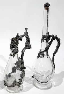 CARAFE à haut col, en cristal taillé à godrons...