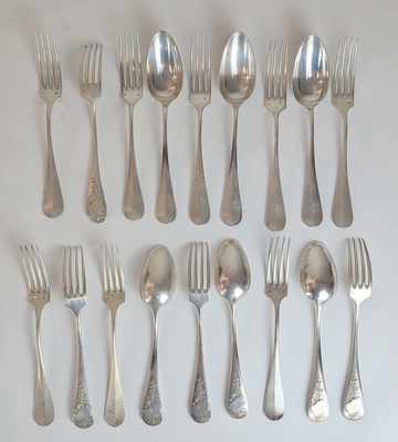 SUITE DE DOUZE FOURCHETTES ET SIX CUILLERS...