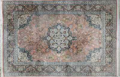 TAPIS en laine et soie polychrome à quatre...