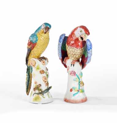 DEUX PERROQUETS branchés en porcelaine émaillée...
