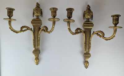 PAIRE D'APPLIQUES à deux lumières en bronze...