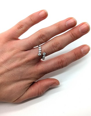 BAGUE en or gris (750) à anneau ouvert ornée...