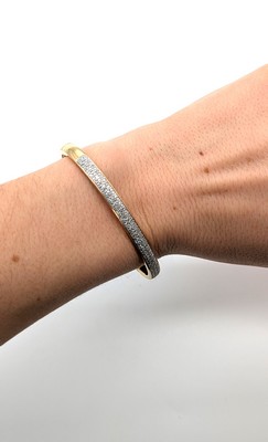 BRACELET jonc articulé en or (750) à pavage...
