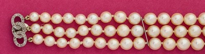 BRACELET de perles de culture trois rangs...