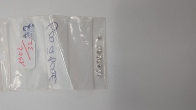SACHET d'environ 8 petits diamants taille...