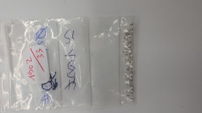 SACHET d'environ 30 petits diamants taille...