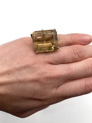 BAGUE en or (750) ornée d'une importante...