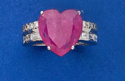 BAGUE en or gris (585) ornée d'uun rubis...