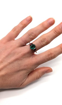 BAGUE en or (375) ornée d'une émeraude ovale...