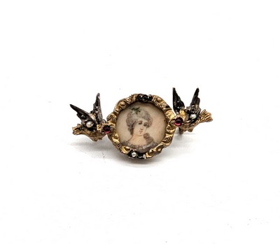 BROCHE en argent doré retenant au centre...