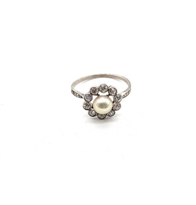 BAGUE en or gris (750) centrée d'une demi-perle...