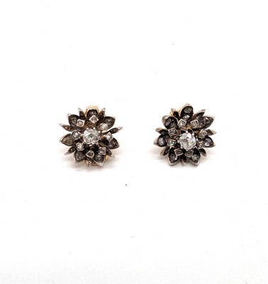 PAIRE DE CLIPS D'OREILLES en or (750 ) et...