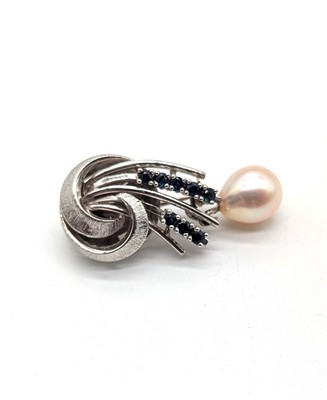 BROCHE en or gris (750) à motif d'enroulement...