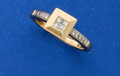 BAGUE en or (750) à chaton carré enserrant...