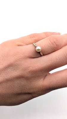 BAGUE en or gris (750) et perle de cultu...