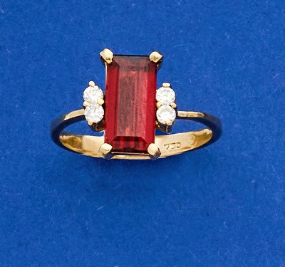 BAGUE en or (750) avec grenat en taille émeraude...