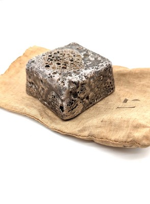 PAVÉ en argent fondu, estampé "18".