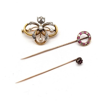 PETITE BROCHE trilobée à motif feuillagé...