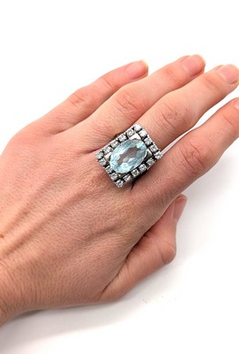 BAGUE COCKTAIL en or gris (750) centrée d'une...