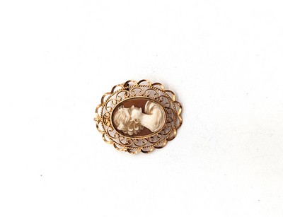 PENDENTIF en or (750) et camée coquillage....