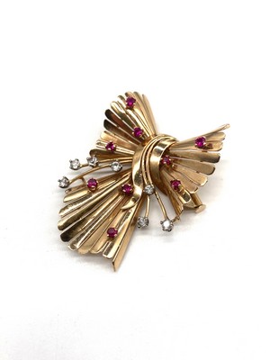 BROCHE en or (750) en forme de nœud stylisé...