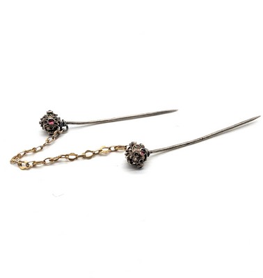 PAIRE D'ÉPINGLES en argent (950) à boules...