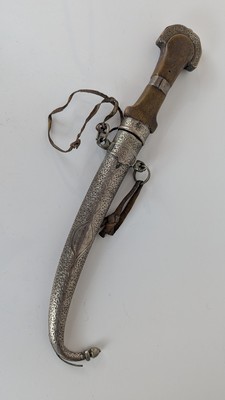 COUTEAU dit KOUMYA à manche en bois et fourreau...