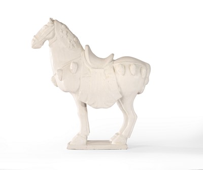 CHEVAL SELLÉ en plâtre moulé et sculpté....