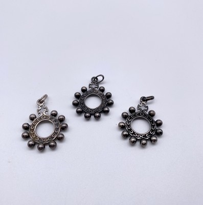 TROIS DIZAINIERS en argent.