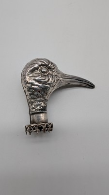 BOUCHON DE CARAFE en argent ciselé en forme...