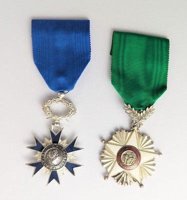 DEUX INSIGNES: