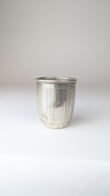 TIMBALE gobelet en argent (800) à décor strié...