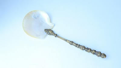ORIGINALE CUILLERE formée d'un coquillage...